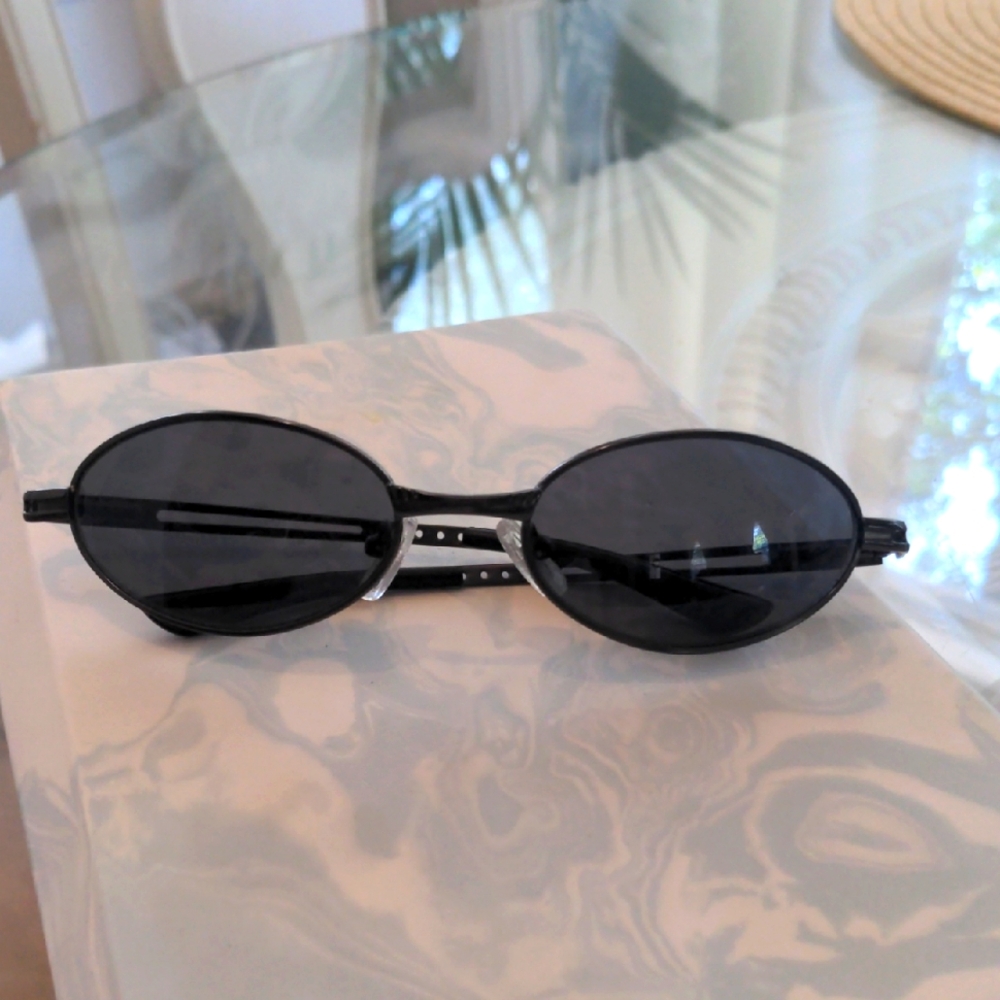 Foster Grant Stylish Black Oval Sunglasses Trendy Style